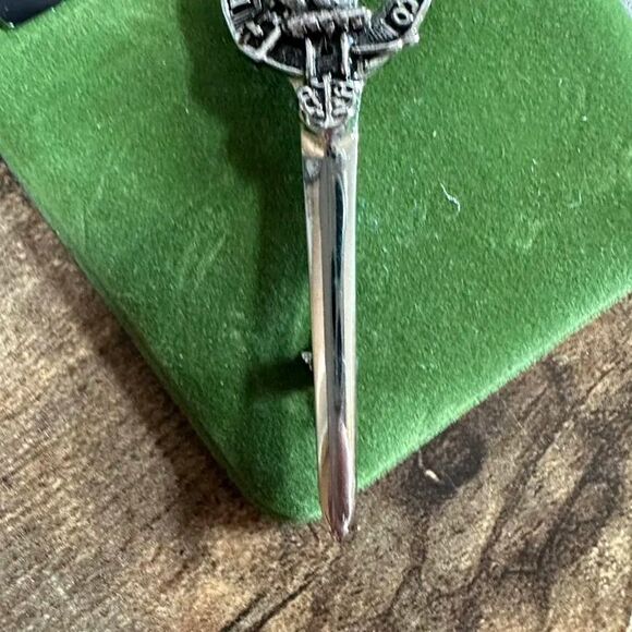 MacMillan Clan Crest Sword Badge Art Pewter Silver Ltd Cap Pin Scotland Brooch - Picture 5 of 8